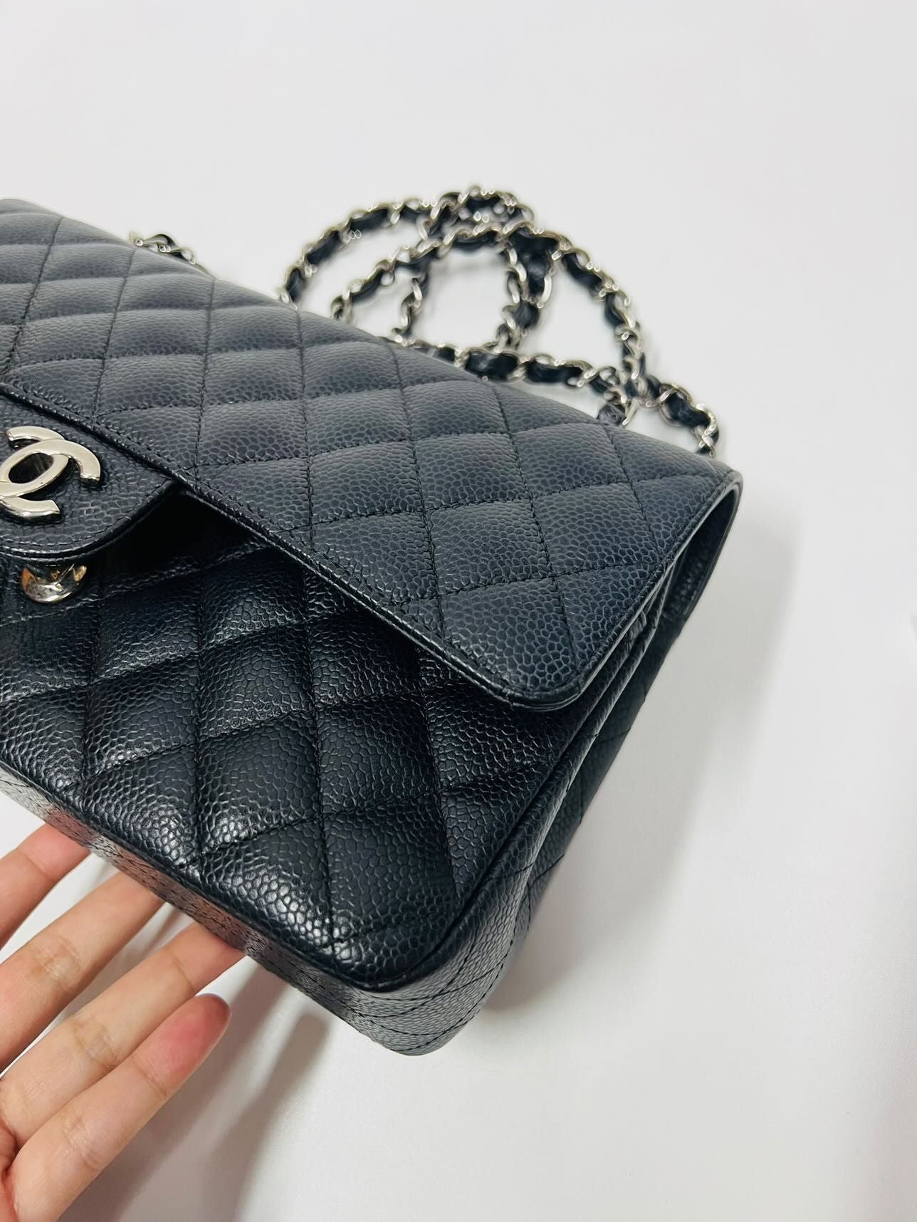 CHANEL CLASSIC FLAP BAG / MEDIUM BLACK CAVIAR SHW