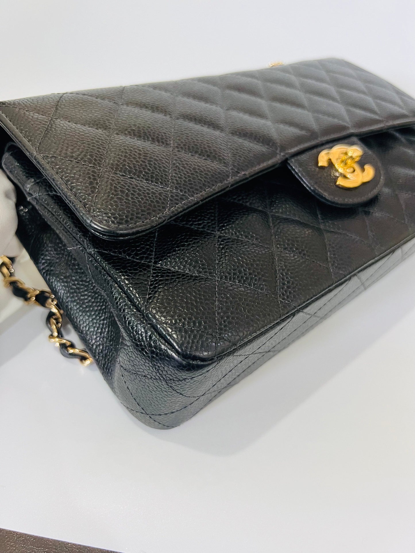 CHANEL CLASSIC FLAP BAG / MEDIUM BLACK CAVIAR GHW