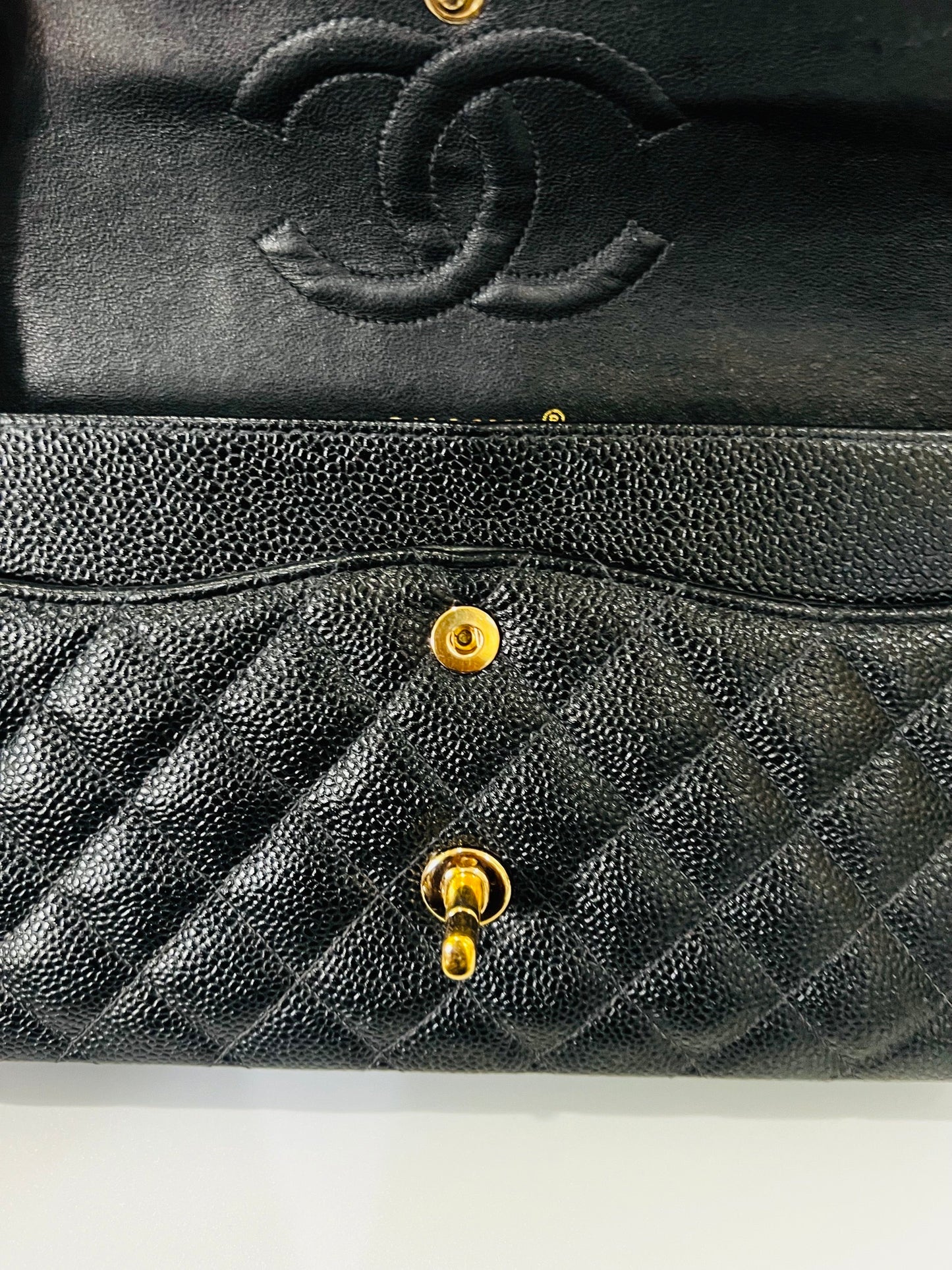 CHANEL CLASSIC FLAP BAG / MEDIUM BLACK CAVIAR GHW