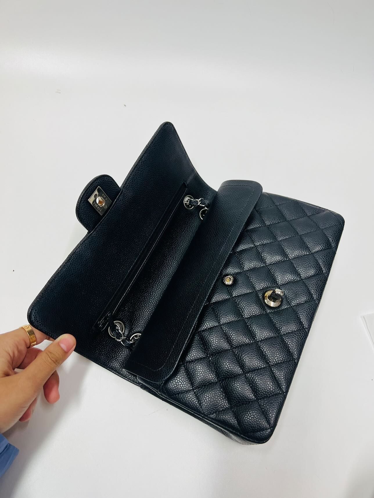 CHANEL CLASSIC FLAP BAG / MEDIUM BLACK CAVIAR SHW