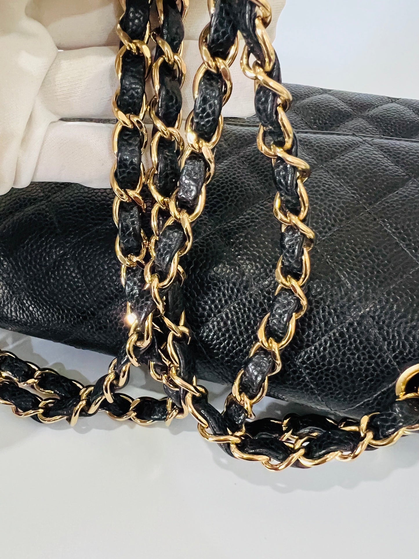 CHANEL CLASSIC FLAP BAG / MEDIUM BLACK CAVIAR GHW