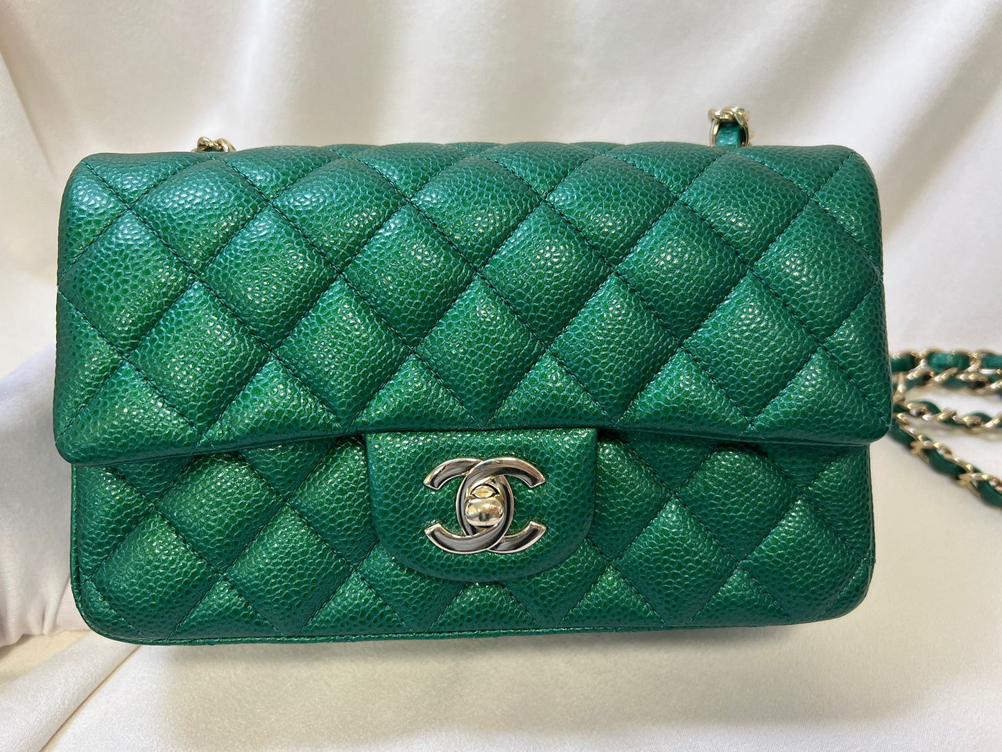 CHANEL CLASSIC BAG / 20CM IRIDESCENT GREEN CAVIAR LGHW