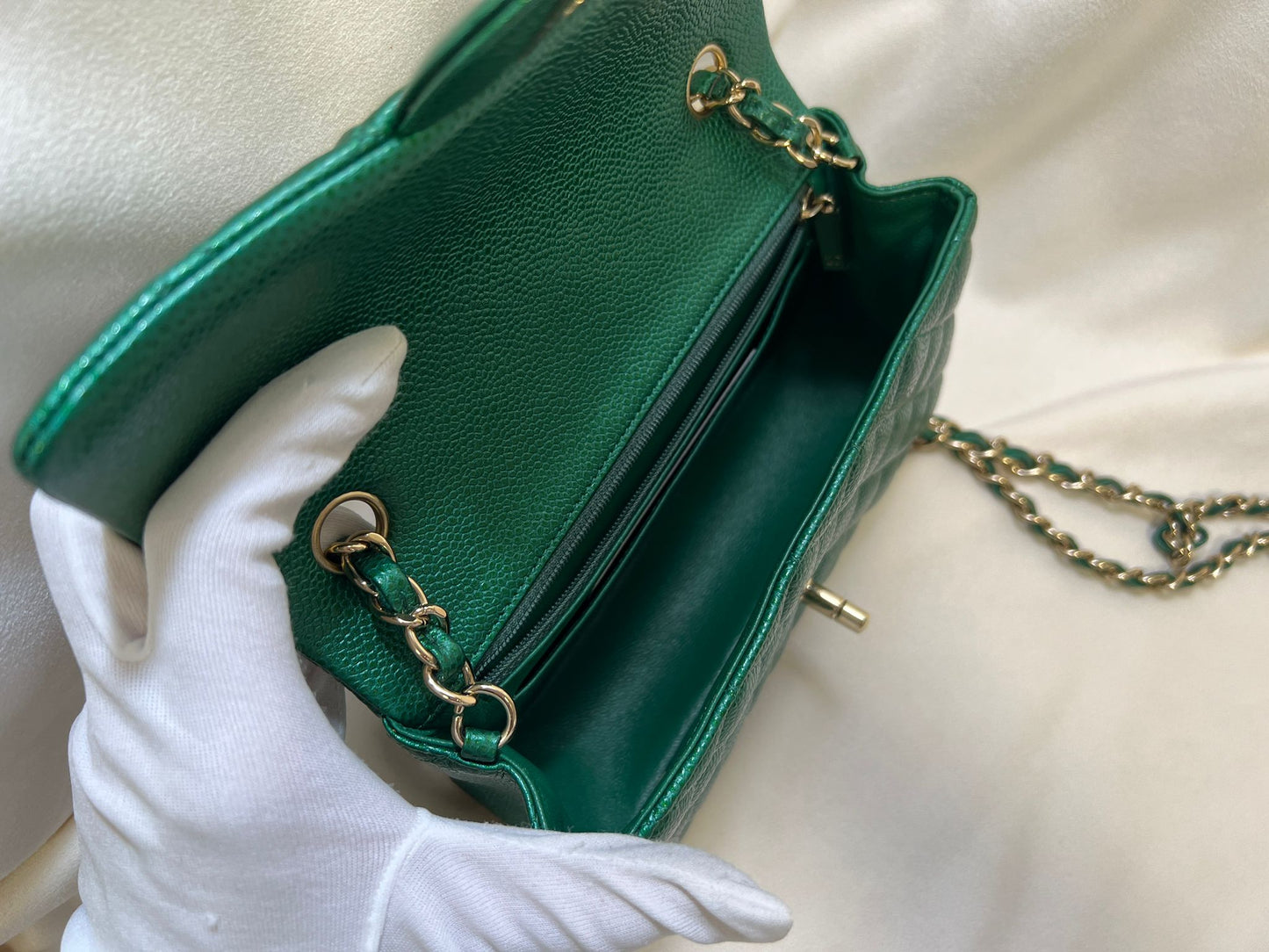 CHANEL CLASSIC BAG / 20CM IRIDESCENT GREEN CAVIAR LGHW