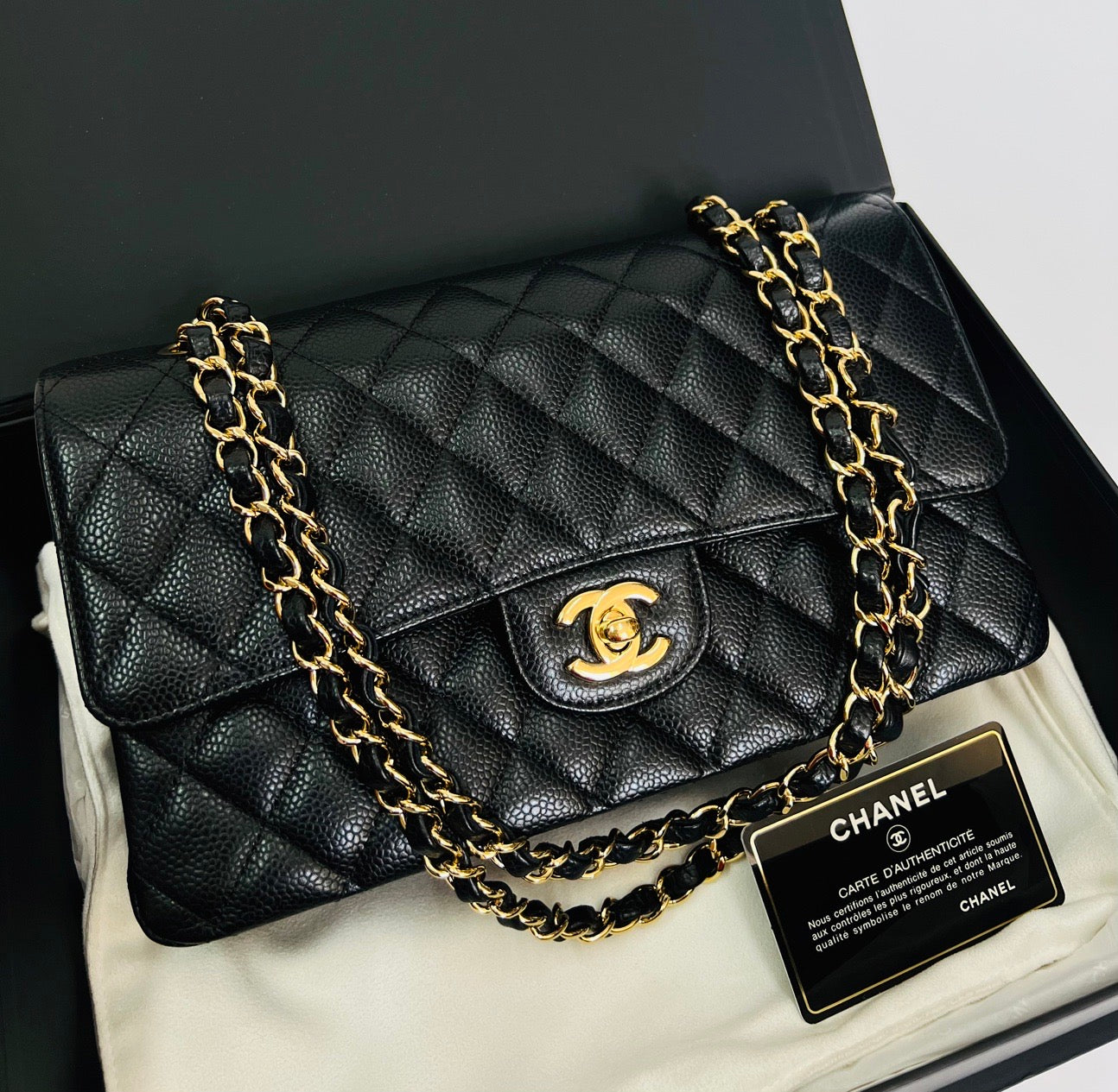 CHANEL CLASSIC FLAP BAG / MEDIUM BLACK CAVIAR GHW