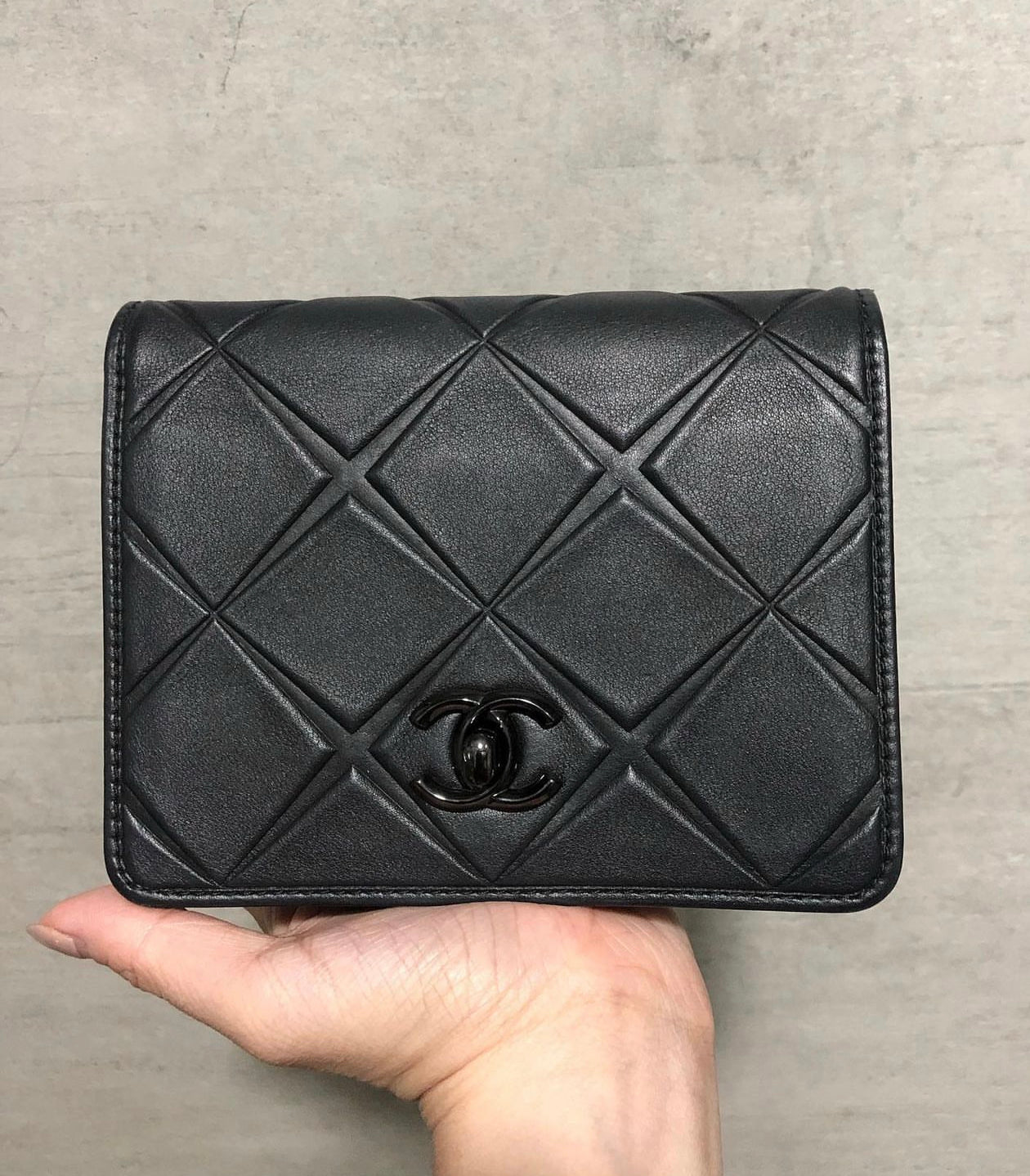 CHANEL MINI SQUARE FLAP BAG | SERIES 22 BLACK CALFSKIN SO BLACK HARDWARE