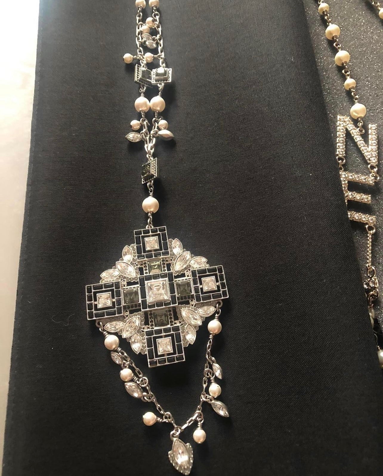 CHANEL NECKLACE CRYSTAL AND PEARLS